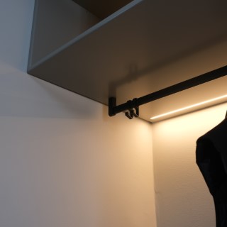 Klädstång med LED-list i hallförvaring